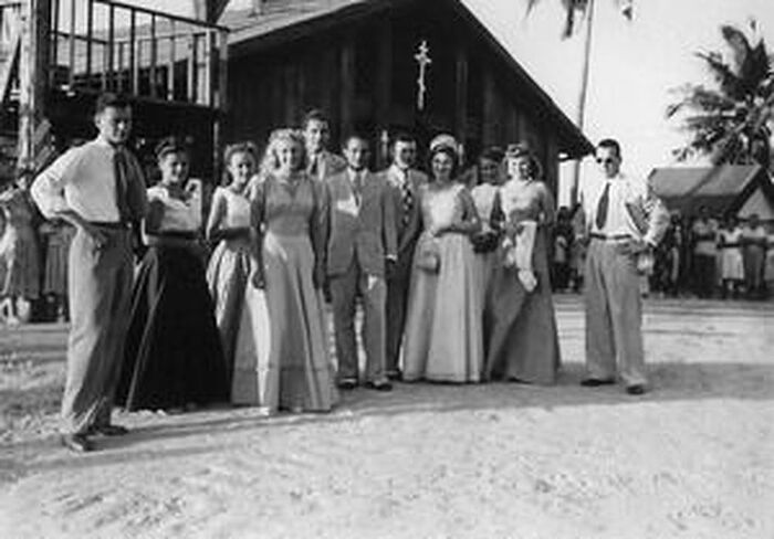 Русская свадьба на фоне Богородице-Владимирского собора. О. Тубабао (Филиппины), 1950 г