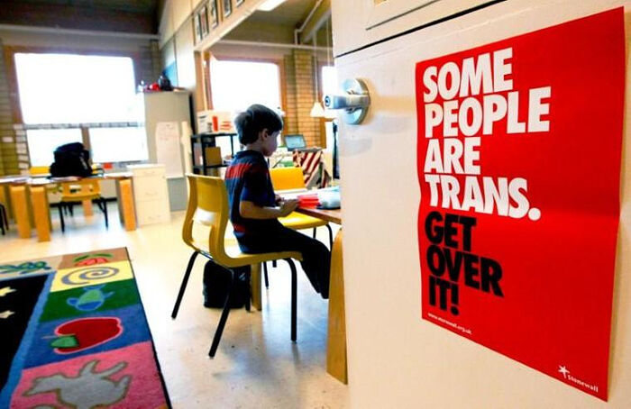 США: более 1000 школьных округов разрешили работникам школ скрывать от родителей выбранную их детьми гендерную идентичность