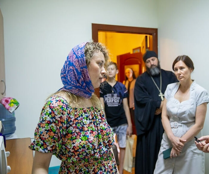 Елена Максимова приходит за помощью в центр уже не первый раз и всегда благодарит волонтеров за заботу и доброту