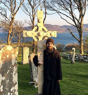 Иеромонах Серафим (Алдя) в церковном дворике своего шотландского монастыря