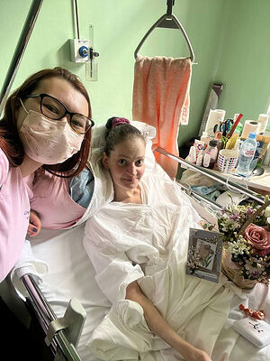 Ольга Чулкова в больнице с волонтером