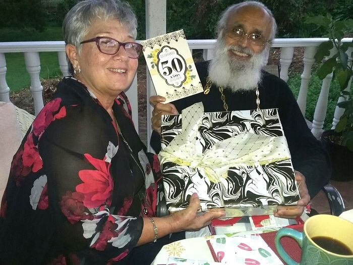 Ο πατήρ Γρηγόριος μαζί με τη σύζυγό του Έντνα (Ευφημία). Είναι μαζί 50 χρόνια. Έτος 2020