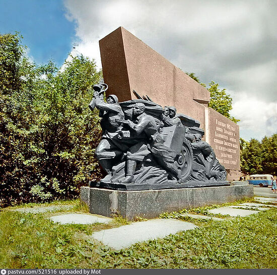 Памятный знак в честь освобождения г. Смоленска и Смоленской области в 1943 г. На граните надпись: «В сентябре 1943 года войска Западного и Калининского фронтов освободили Смоленскую область от немецко-фашистских захватчиков. Вечная слава героям!»