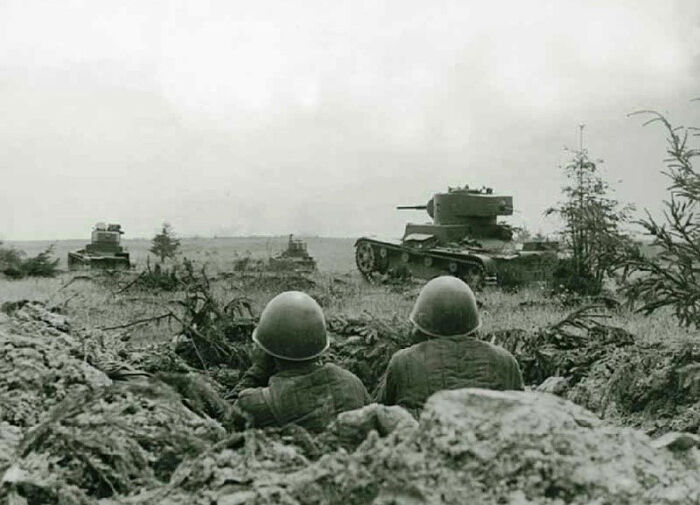 Смоленское сражение. Август 1941 г. Советские танки Т-26 в наступлении