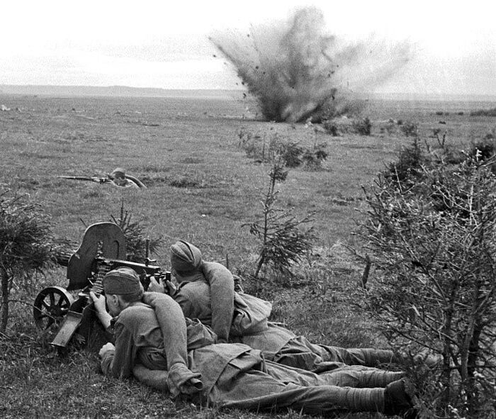 Советские пулеметчики 20-й армии Резервного фронта сдерживают немецкое наступление на восток вдоль Днепра. Окрестности Дорогобужа, Смоленская область, 1 сентября 1941 г.