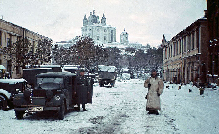 Немецкие солдаты возле Рыночной площади оккупированного Смоленска. Вид на Соборную Гору с Успенским собором. 1942 г.