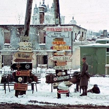 Дорожные указатели в оккупированном Смоленске. На заднем плане видны купола Успенского собора. 1942 г.