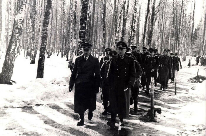 Адольф Гитлер и командующий группой армий «Центр» фельдмаршал Ганс Гюнтер фон Клюге на территории ставки Гитлера «Беренхалле» («Медвежья берлога») в Красном Бору под Смоленском, март 1943 г.
