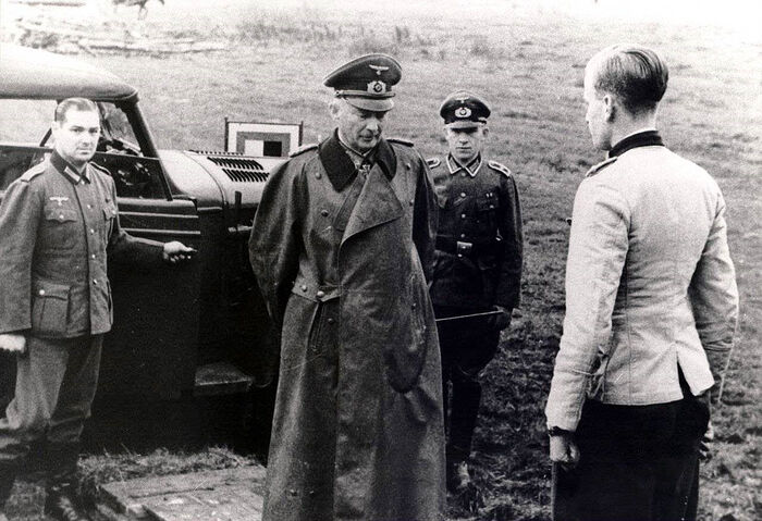 Фельдмаршал Г.Г. фон Клюге с адъютантом Филиппом Файхером фон Безелагер (справа). Красный Бор под Смоленском (находящаяся здесь ставка Гитлера фактически использовалась как ставка группы армий «Центр»)
