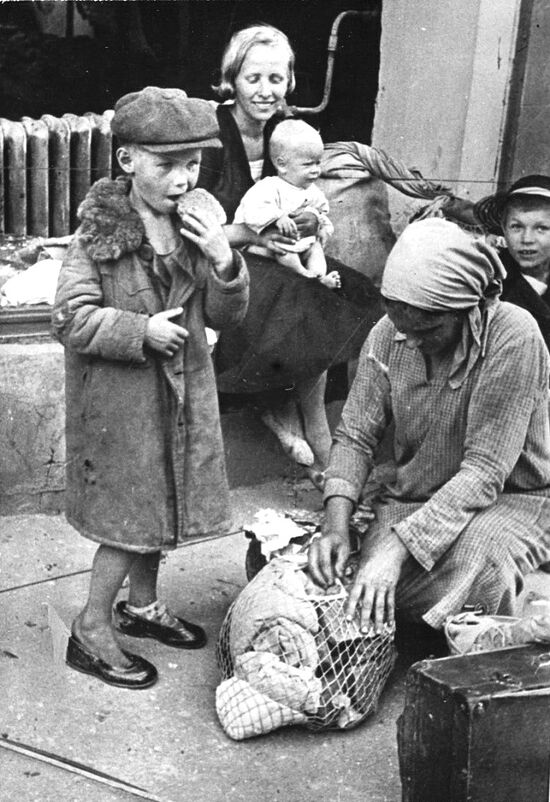 Советские беженцы на улице оккупированного Смоленска