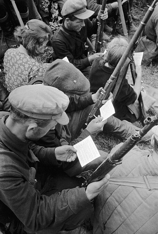 Чтение текста партизанской клятвы в отряде под Смоленском