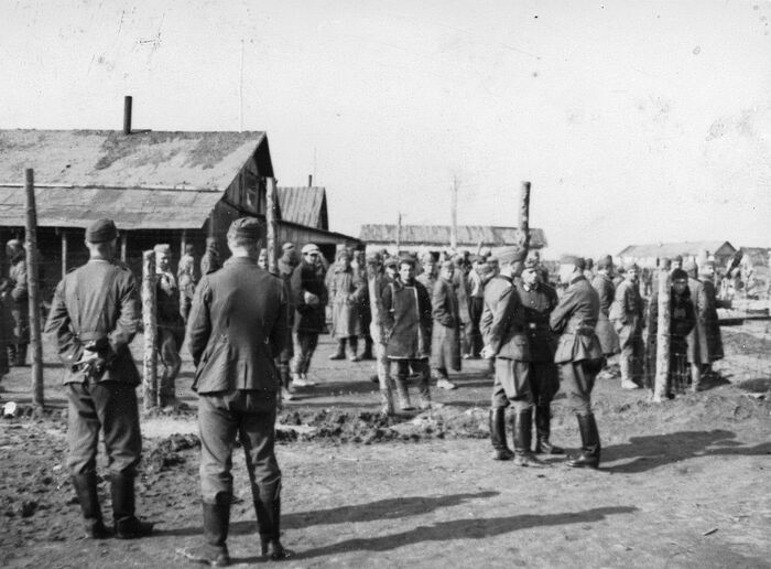 Немецкие солдаты рядом с лагерем советских военнопленных в районе Смоленска