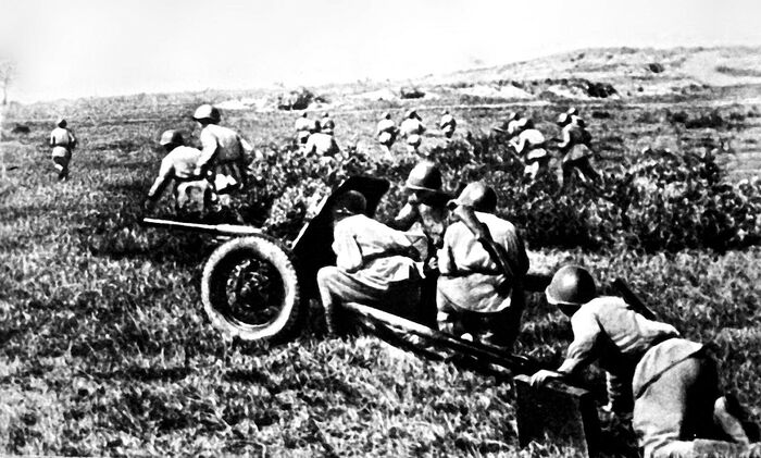 Артиллеристы противотанкового дивизиона поддерживают атаку пехоты на Смоленском направлении