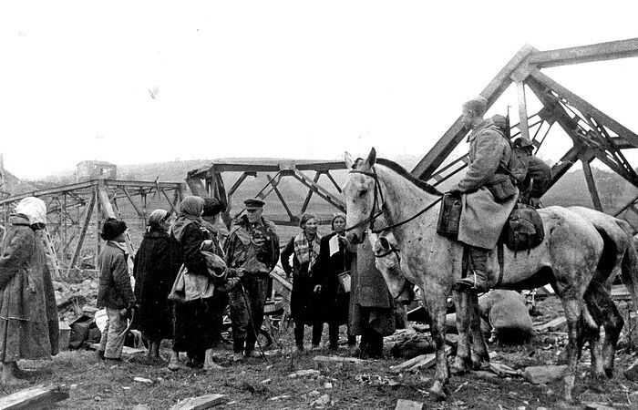Советские разведчики беседуют со смоленскими жителями. Сентябрь 1943 г.