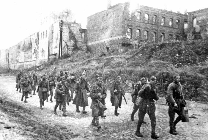 Вступление советских войск в освобожденный Смоленск. Сентябрь 1943 г.