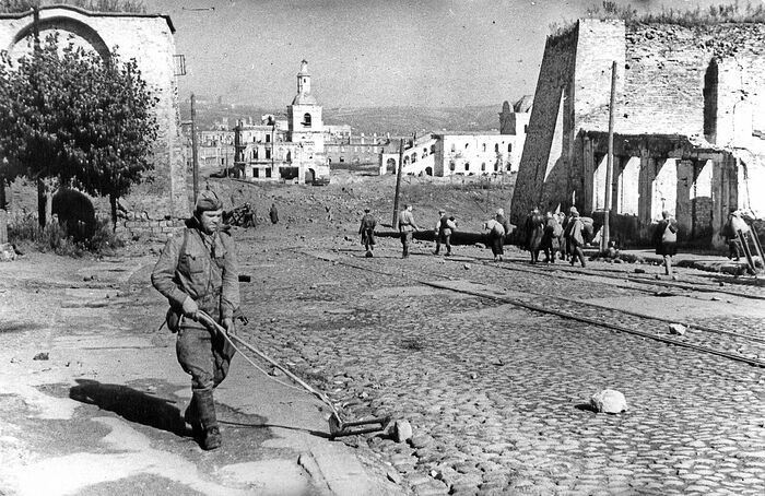 Советский сапер на Большой Советской улице в освобожденном Смоленске. Сентябрь 1943 г.