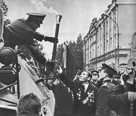 М.А. Егоров принимает Вечный огонь из Москвы, 1968 г.