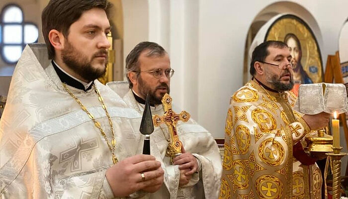 Fr. Cyril (center) serving with schismatics. Photo: spzh.news