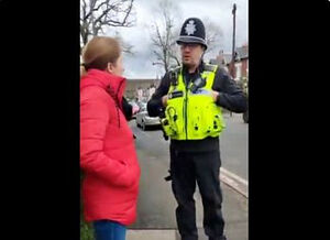 Полицейский разговаривает с волонтером Изабел Воган-Спрус рядом с абортарием в Бирмингеме. Фото: ADF UK