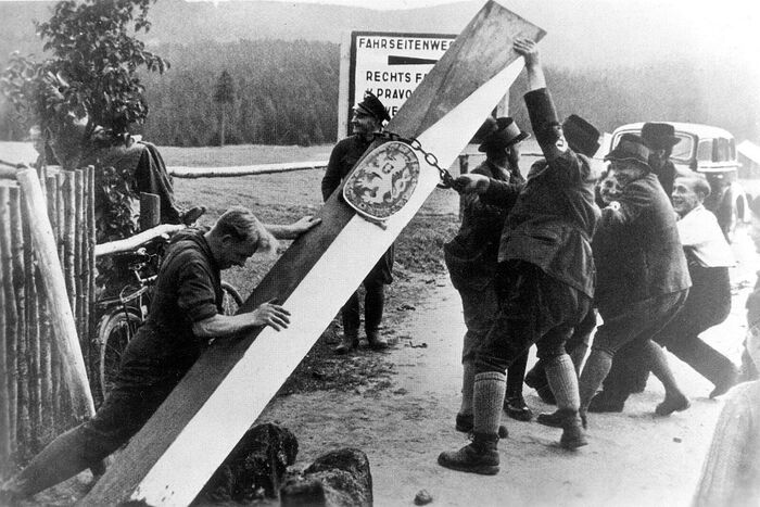 Старые указатели чешско-германской границы снесены после того, как Мюнхенское соглашение вступило в силу
