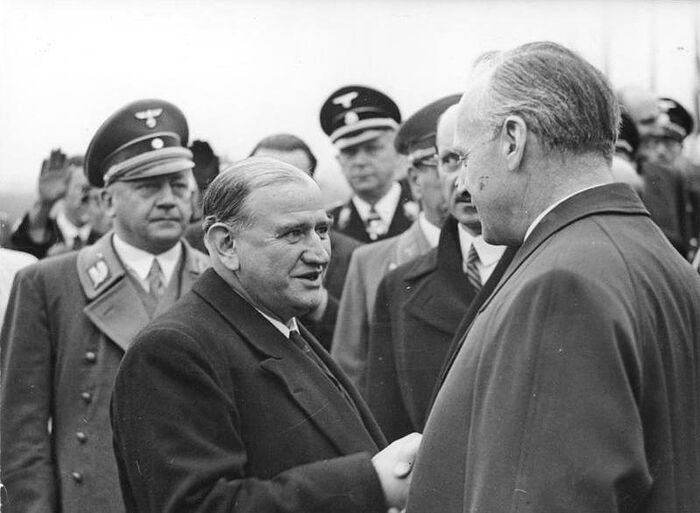 Эдуар Даладье (в центре) с Иоахимом фон Риббентропом на встрече в Мюнхене в 1938
