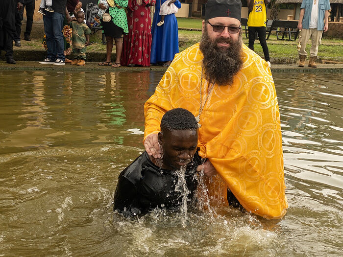 Ο Ιερομόναχος Σιλουανός (Μπράουν) τελεί το Μυστήριο της Βάπτισης στη λίμνη Βικτόρια, στην Ουγκάντα
