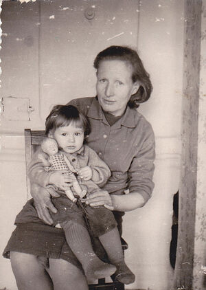 Мама Зинаида Александровна с маленькой Олей