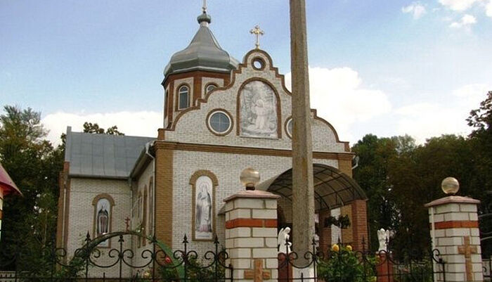 Рейдеры в камуфляжной форме захватили храм Украинской Православной Церкви в поселке Драбов Черкасской области