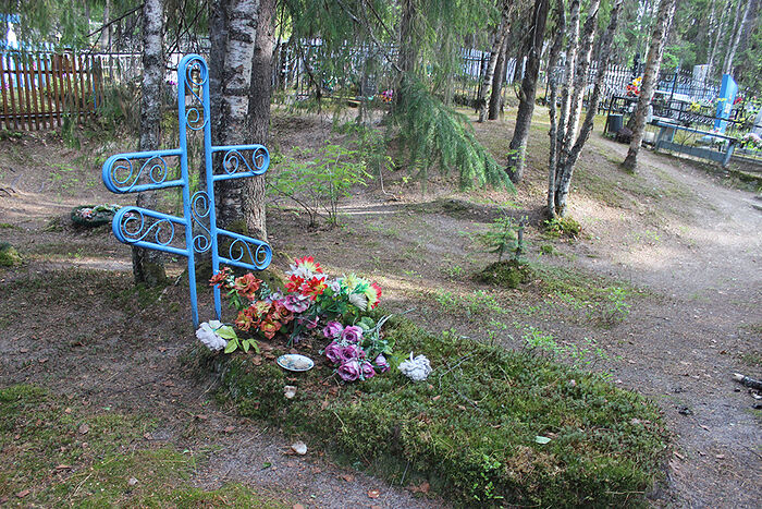 На могиле иеромонаха Димитрия на кладбище Кедрового Шора
