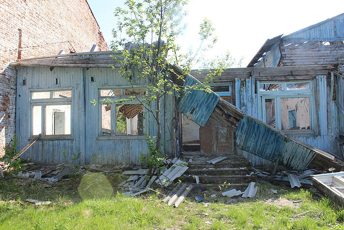 Разрушенная школа Кедрового Шора на месте детского дома, где до трехлетнего возраста содержались младенцы узниц лагеря