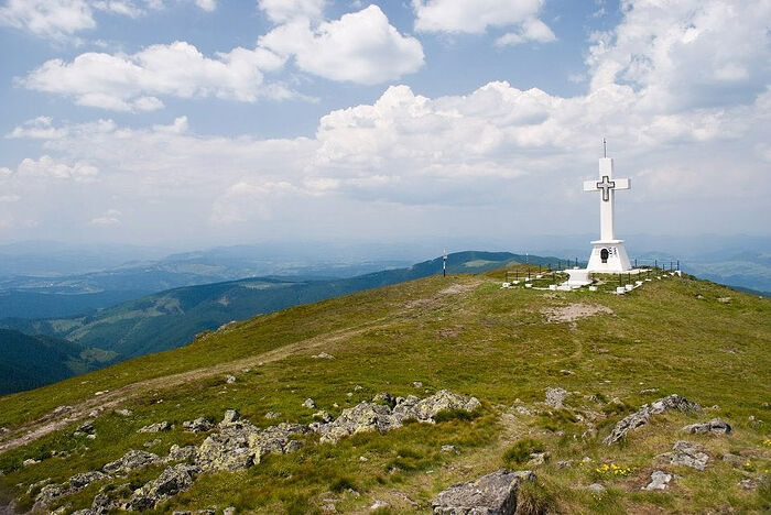 Крест на вершине горы Джумэлэу