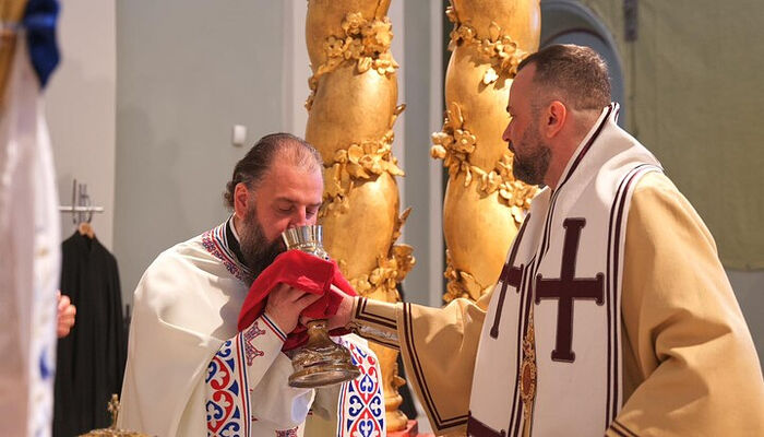 Fr. Gabriel of the UOC communes at the hands of the Constantinople bishop in Kiev. Photo: spzh.news