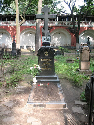 Памятник на могиле И. Шмелёва и его жены на Донском кладбище в Москве.