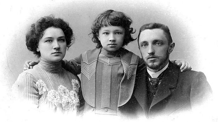 Иван Сергеевич Шмелев, его жена Ольга Александровна и их сын Сережа