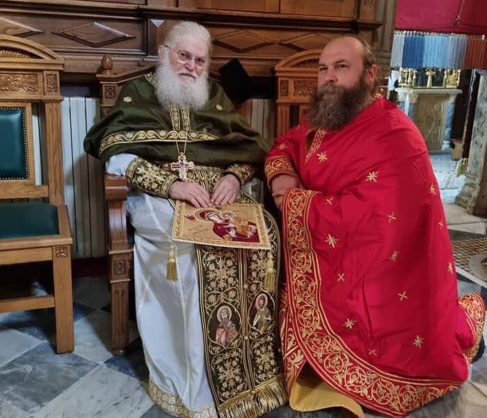 Abbot Ephraim speaks with the schismatic Vasily Lilo. Photo: World Ecclesiastical News