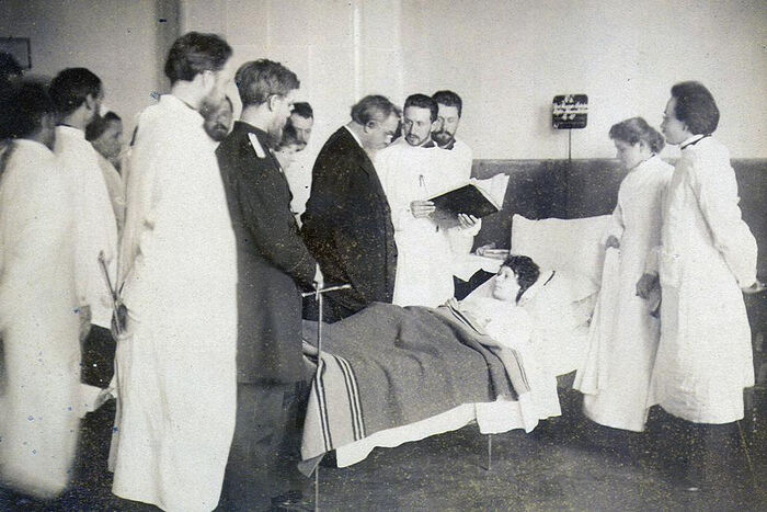 Ο Σεργκέι Μπότκιν κατά το πέρασμα σε ασθενείς. Υπηρεσία Τύπου Πολεμικής ιατρικής ακαδημίας Σ.Μ Κίροβα