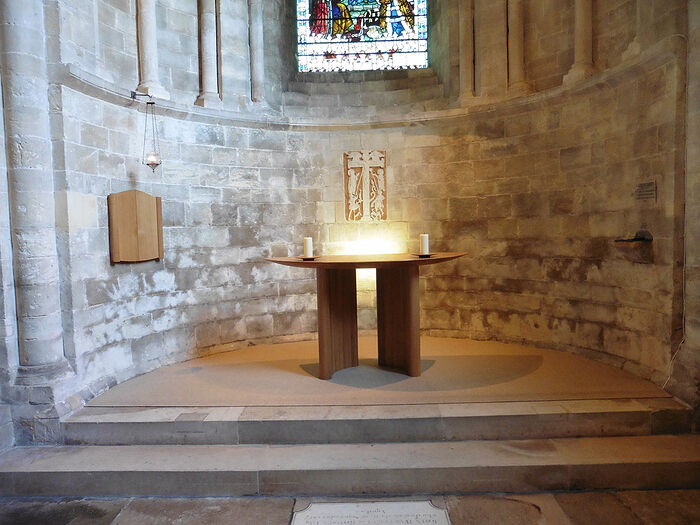 Престол и саксонский крест в приделе св. Анны аббатства Ромси, Хэмпшир (любезно предоставила Elizabeth Hallett, Romsey Abbey)