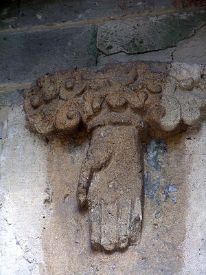Рука Божия. Часть распятия с внешней стороны аббатства Ромси в Хэмпшире (любезно предоставила Elizabeth Hallett, Romsey Abbey)