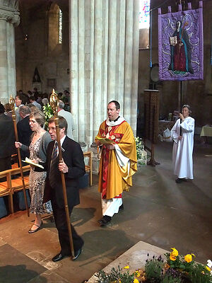 Священник и старосты во время процессии с хоругвью св. Этельфледы, аббатство Ромси, Хэмпшир (любезно предоставила Elizabeth Hallett, Romsey Abbey)