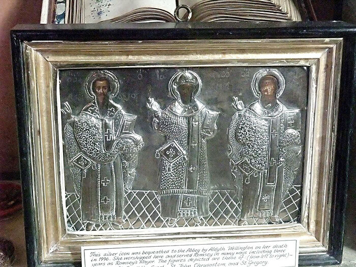 Серебряная икона трех святителей в аббатстве Ромси, Хэмпшир (любезно предоставила Elizabeth Hallett, Romsey Abbey)