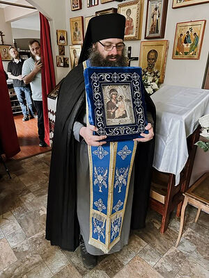 Иеромонах Силуан (Браун) в Св.-Димитриевском монастыре с чудотворной Гавайской Иверской мироточивой иконой Божией Матери