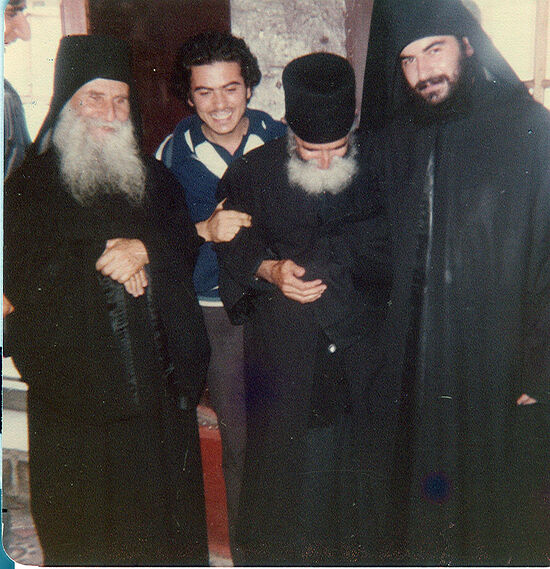 Преподобный Паисий Святогорец (в центре), схимонах Иосиф Ватопедский (слева) и митрополит Афанасий (справа)
