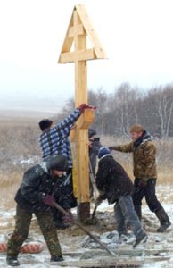 Деревянный крест в память о жертвах Гражданской войны
