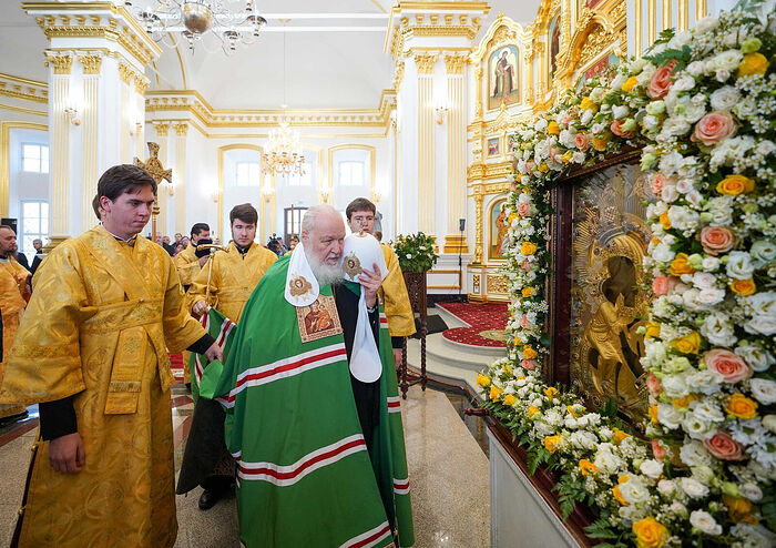 Pat. Kirill venerates the Feodorovskaya Icon which was present during the consecration of the rebuilt Theophany Cathedral in the Kostroma Kremlin in September. The icon has since been permanently moved to the cathedral. Photo: kostromamitropolia.ru