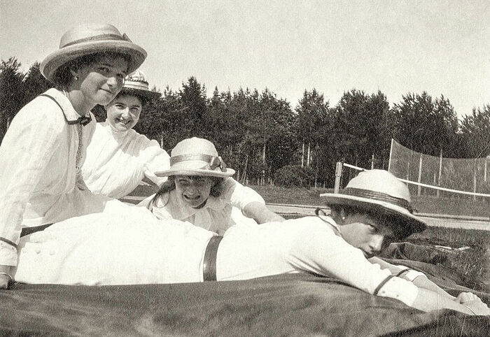Слева право: великая княжна Ольга, Анастасия Гендрикова, великая княжна Анастасия, великая княжна Татьяна