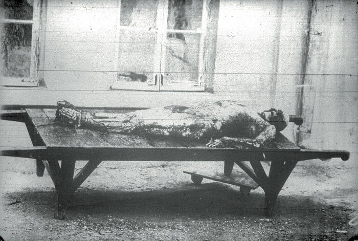Труп неизвестного, казненного в Евпатории в январе 1918 г., выброшенного морем в апреле того же года