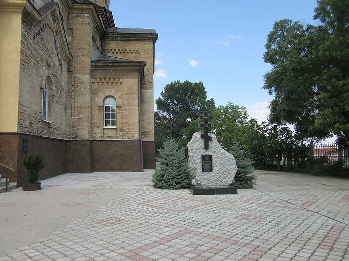 Памятный крест жертвам большевистского террора в Евпатории. Июль 2019 г.