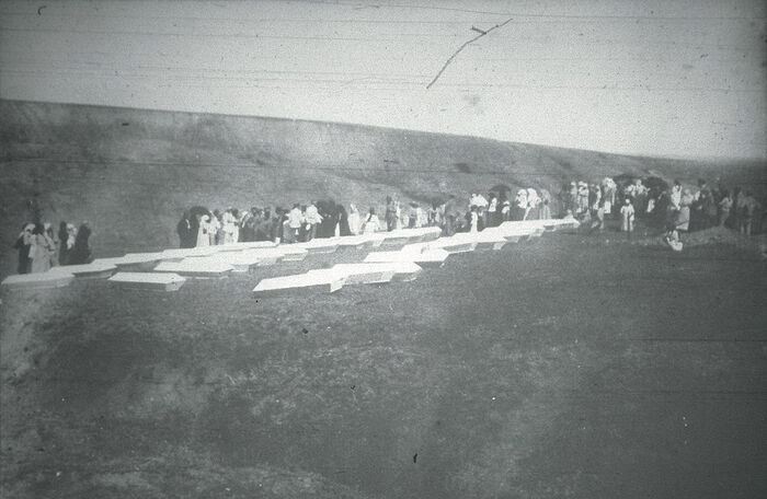 Снимок места массового расстрела, состоявшегося в Евпатории 1 марта 1918 г. Евпатория, 10 апреля 1918 г.