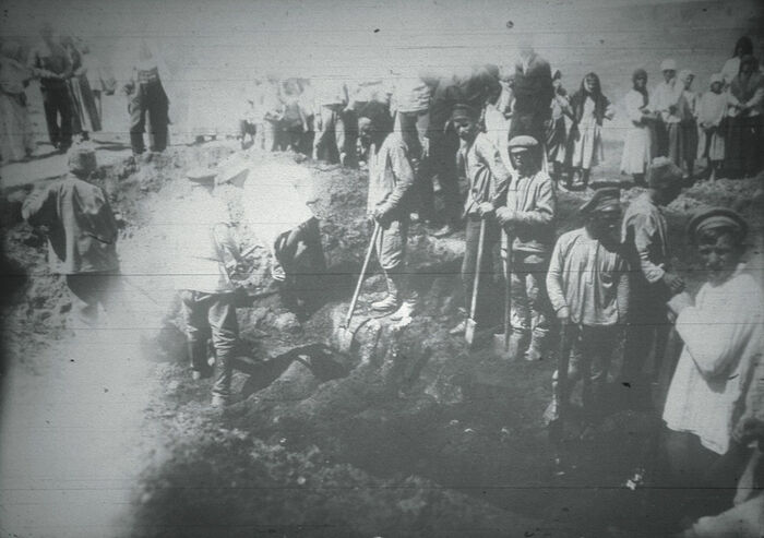 Эксгумация тел с места массового расстрела. Евпатория, 10 апреля 1918 г.