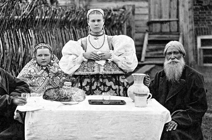Крестьянская семья за столом